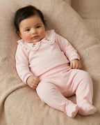 Crystal Baby açık pembe patikli bebek pantolonu, dantel yakalı üstle model üzerinde kombin