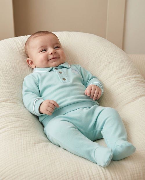 Crystal Baby Eggshell Blue polo yaka body ve patikli pantolon takımı, model üzerinde