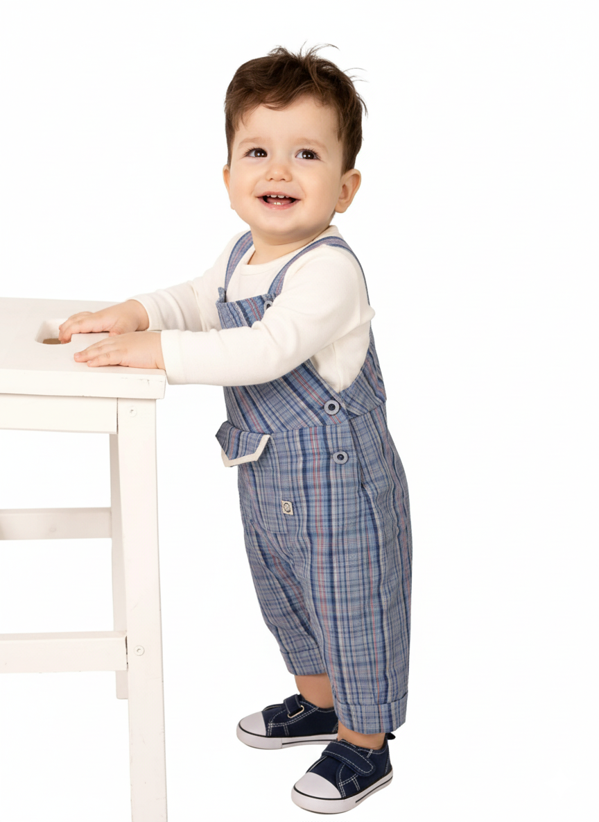 Mavi Ekose Askılı Erkek Bebek Salopet – Nostaljik Tarz, Modern Konfor