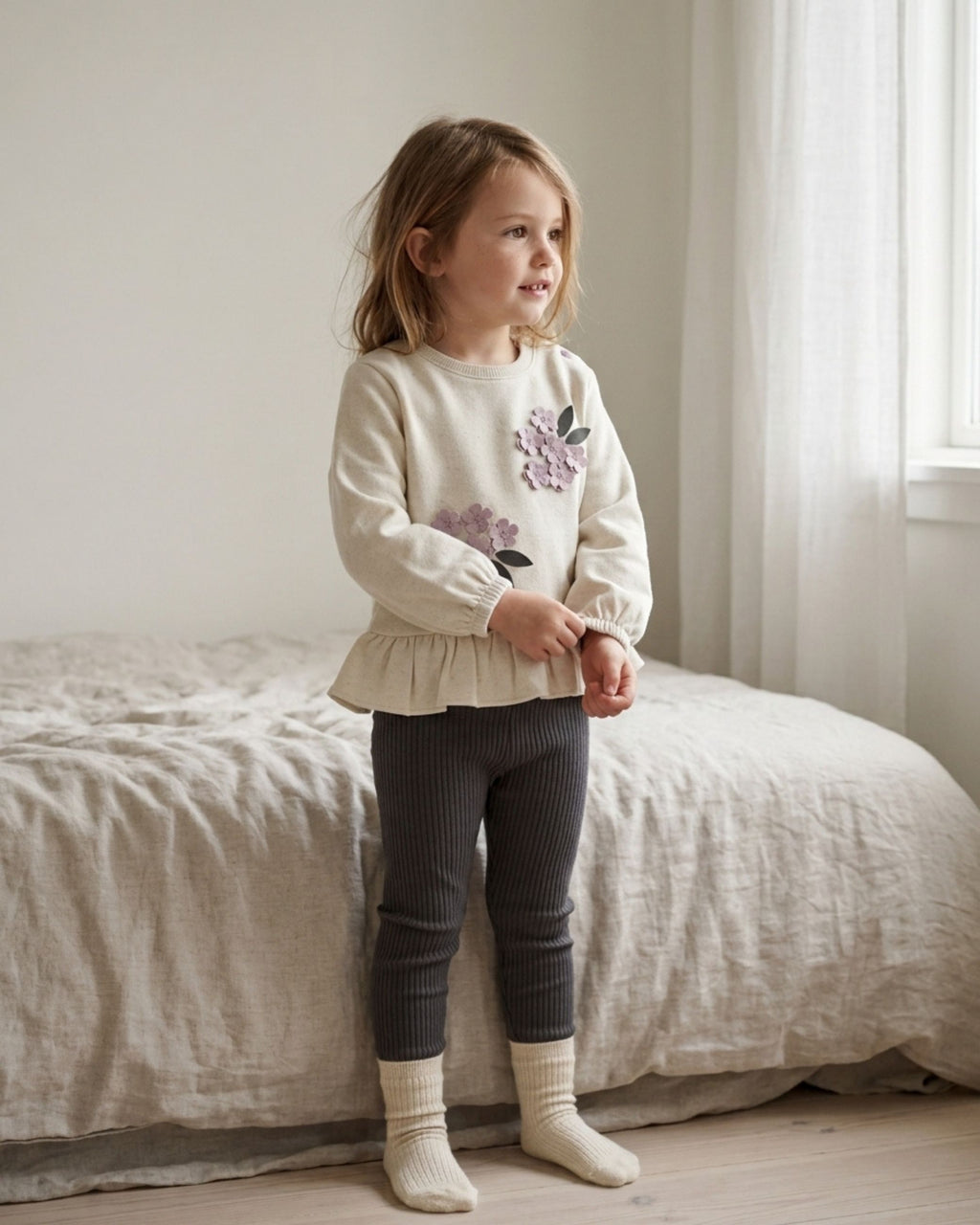 Dirkje krem antrasit takım kız çocuk üzerinde önden tam boy; 3D lila çiçek aplikeler, peplum fırfır ve fitilli tayt.