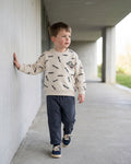 Dirkje krem kaykay desenli sweatshirt erkek çocuk üzerinde önden tam boy; göğüsteki arma ve bol kesim görünüyor.