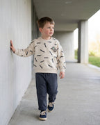 Dirkje krem kaykay desenli sweatshirt erkek çocuk üzerinde önden tam boy; göğüsteki arma ve bol kesim görünüyor.