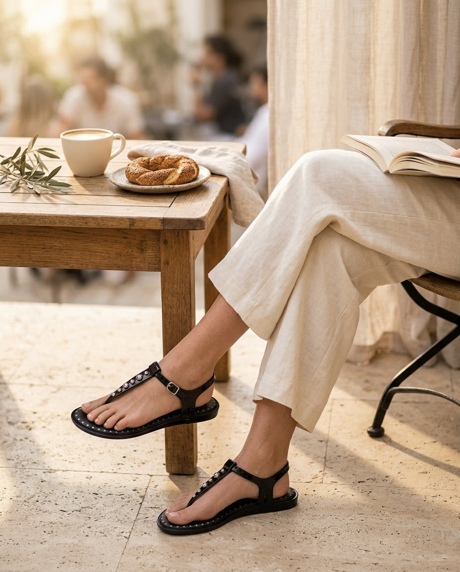 Melissa Solaria siyah sandalet ve krem keten pantolon kombini, brunch masasında günlük şıklık