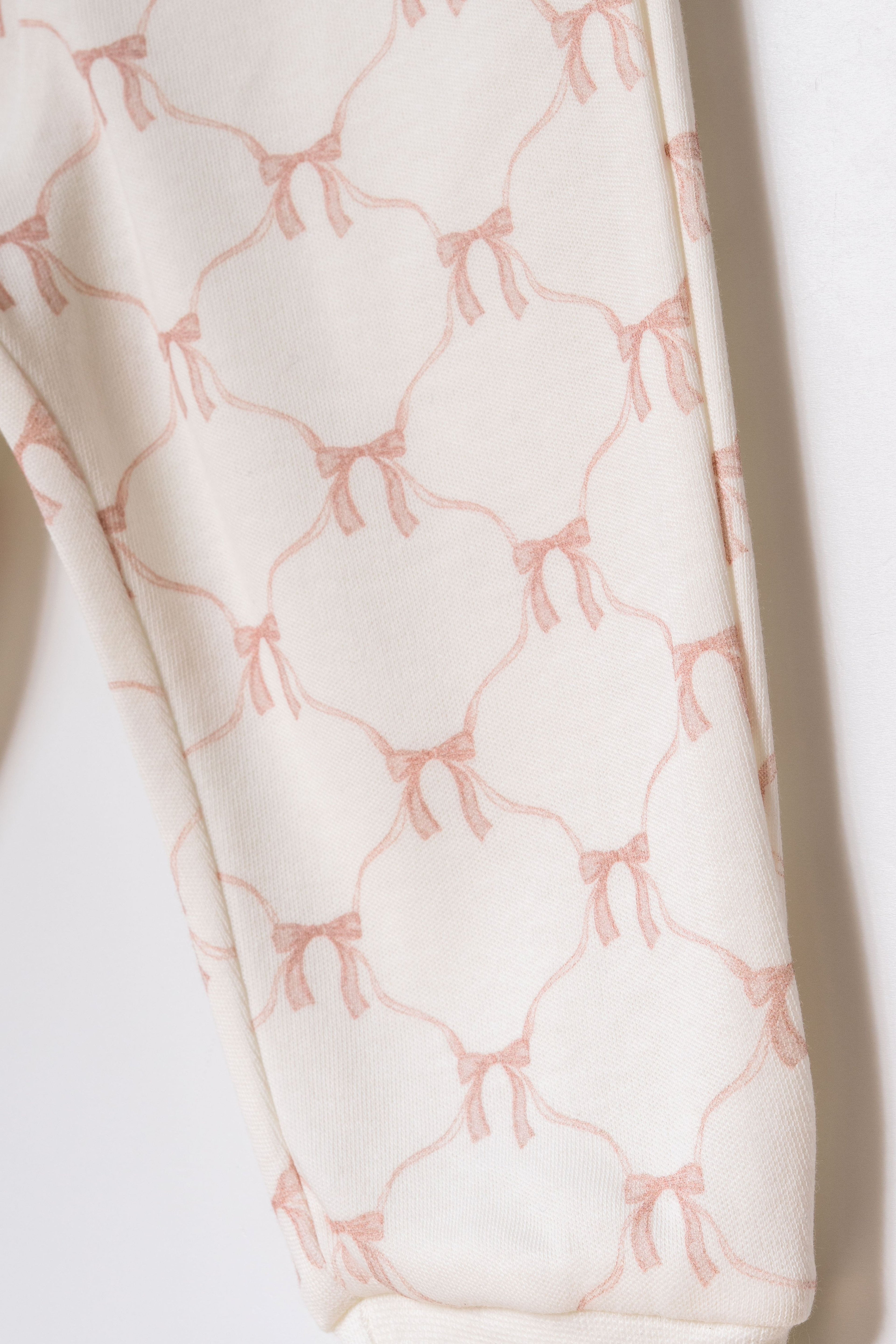 Organik Pamuk Fiyonklu Yazılı İki Parça Takım – Bow Koleksiyonu