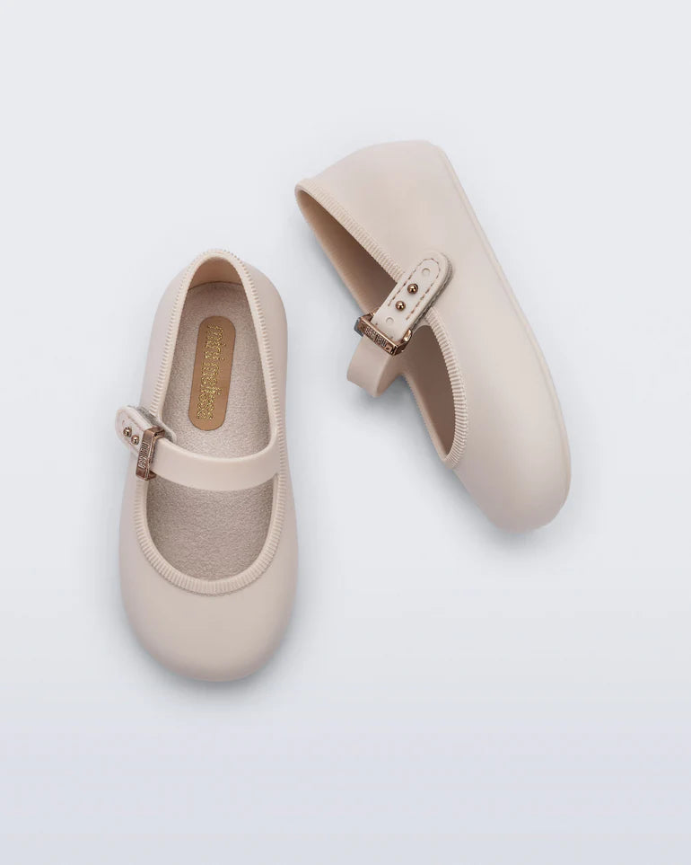 Mini Melissa Soft Ballerina BB bej çocuk balerin ayakkabı üstten görünüm, cırt cırt tokalı bant detayı, zarif ve sade stil