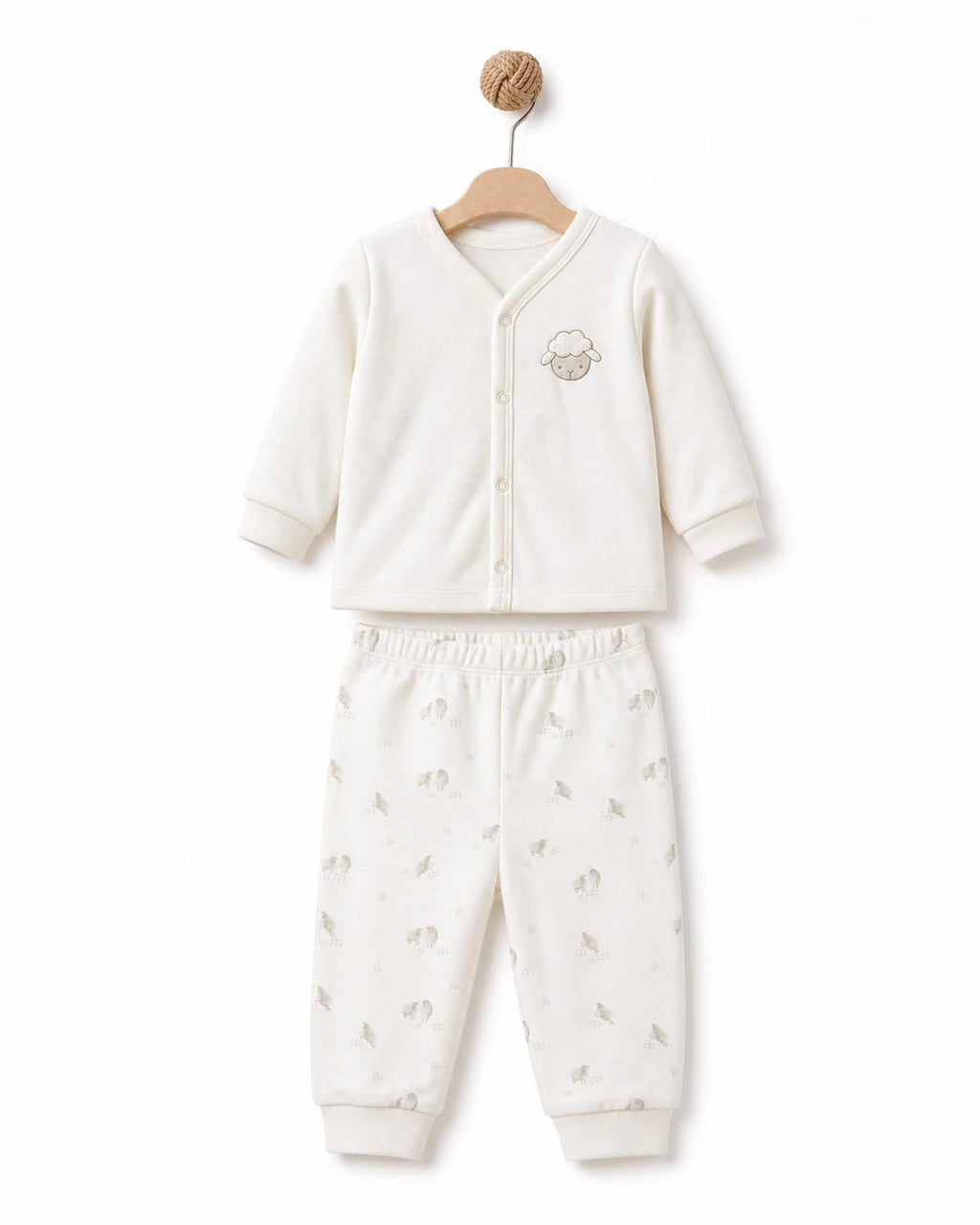 BabyCosy organik pamuk bebek pijama takımı, askıda V yakalı çıtçıtlı ekru üst ve kuzu desenli pantolon
