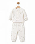 BabyCosy organik pamuk bebek pijama takımı, askıda V yakalı çıtçıtlı ekru üst ve kuzu desenli pantolon