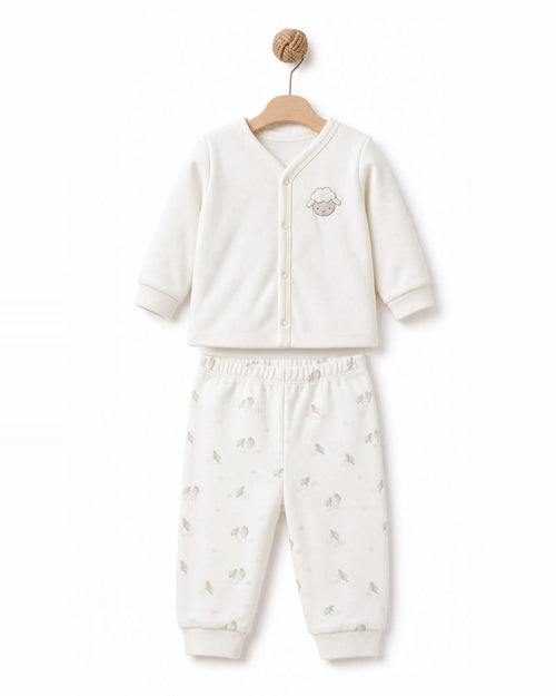 BabyCosy organik pamuk bebek pijama takımı, askıda V yakalı çıtçıtlı ekru üst ve kuzu desenli pantolon