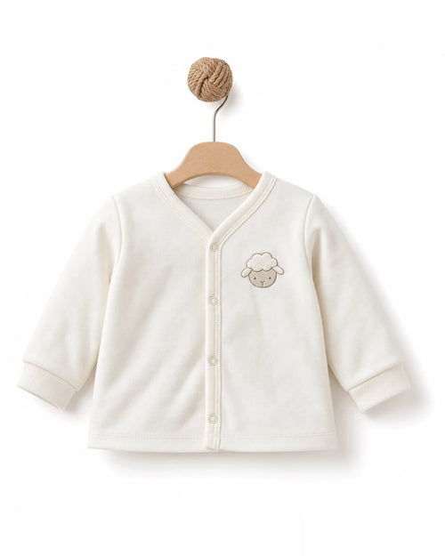 Pijama takımının önden çıtçıtlı üstü, göğüste peluş kuzu aplikesi