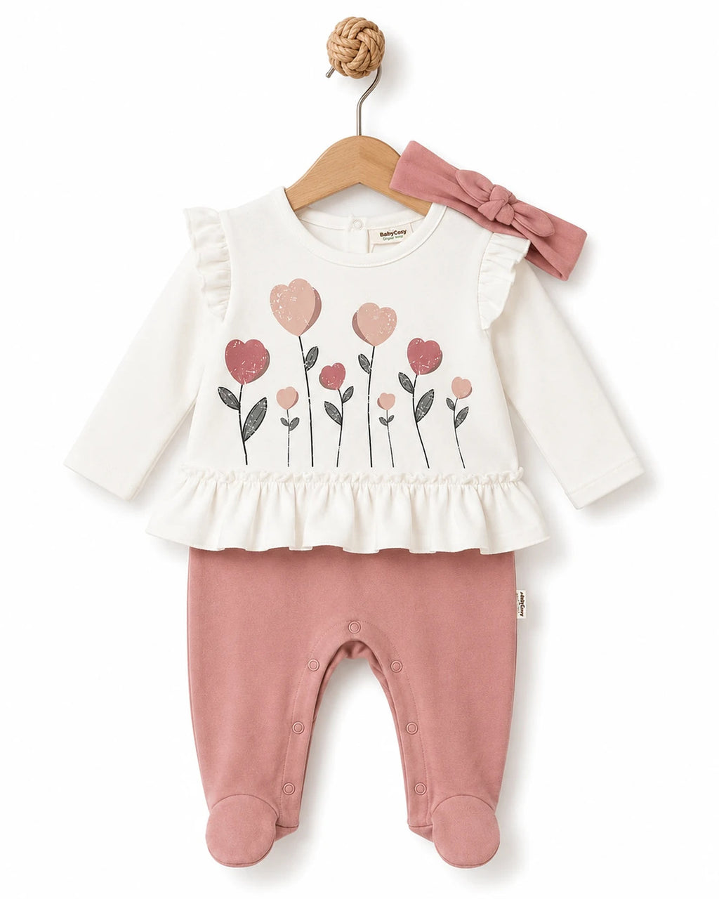 BabyCosy organik pamuk patikli tulum ve bandana seti; fırfırlı ekru üst, kalp çiçek baskısı ve gül kurusu patikli alt