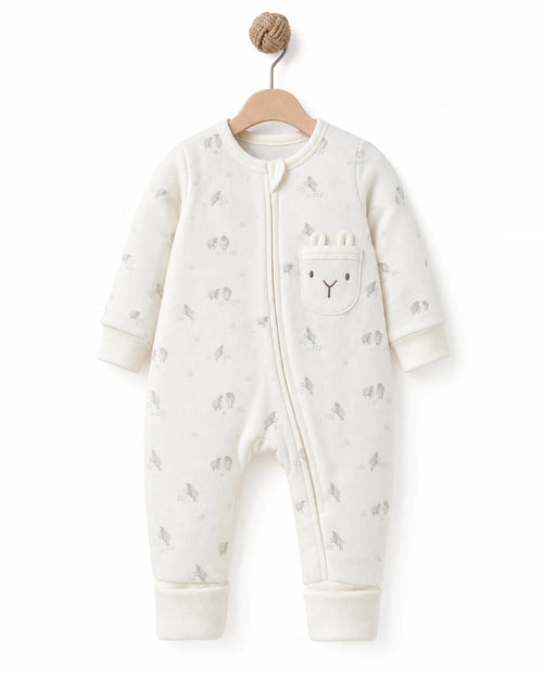 BabyCosy organik pamuk fermuarlı bebek tulumu, askıda kuzu desenli ekru tulum ve kulaklı kuzu cebi