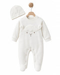BabyCosy organik pamuk kuzu aplikeli patikli bebek tulumu ve şapka seti, askıda ekru tulum ve şapka