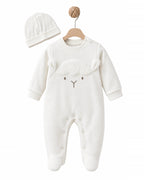 BabyCosy organik pamuk kuzu aplikeli patikli bebek tulumu ve şapka seti, askıda ekru tulum ve şapka