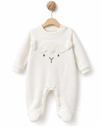 BabyCosy kuzu aplikeli ekru patikli tulum, omuz çıtçıtları ve bacak içi çıtçıtlar görünüyor