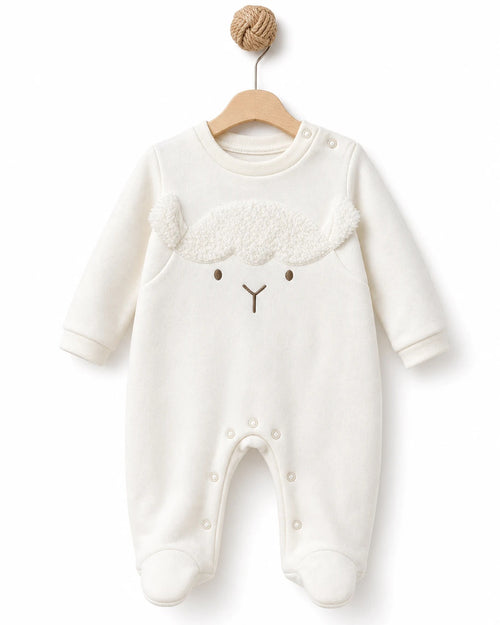 BabyCosy kuzu aplikeli ekru patikli tulum, omuz çıtçıtları ve bacak içi çıtçıtlar görünüyor