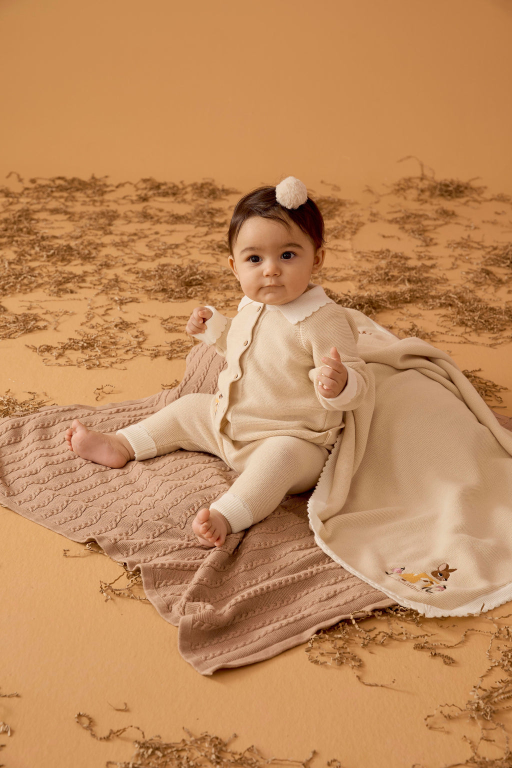 Organik Pamuk Bej Tavşan Nakışlı 3’lü Triko Bebek Takımı (Hırka, Pantolon, Battaniye)