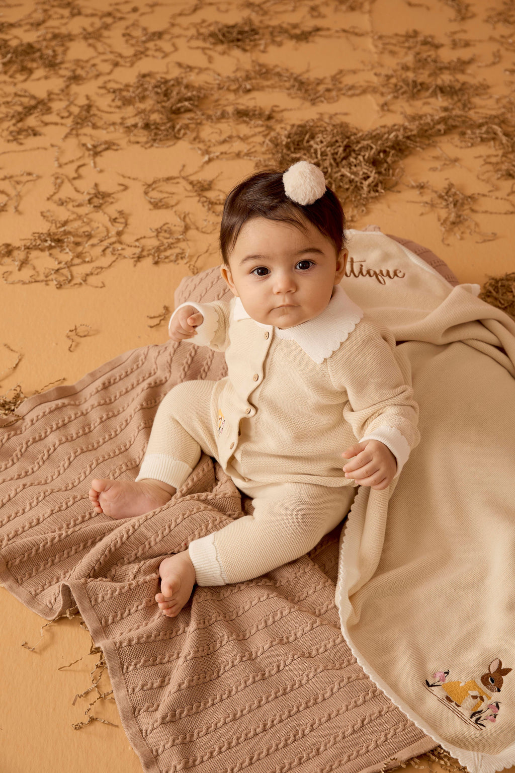 Organik Pamuk Bej Tavşan Nakışlı 3’lü Triko Bebek Takımı (Hırka, Pantolon, Battaniye)