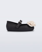 Mini Melissa Soft Ballerina Petals siyah babetin yandan görünümü; mat yüzey ve ince taban detayı.