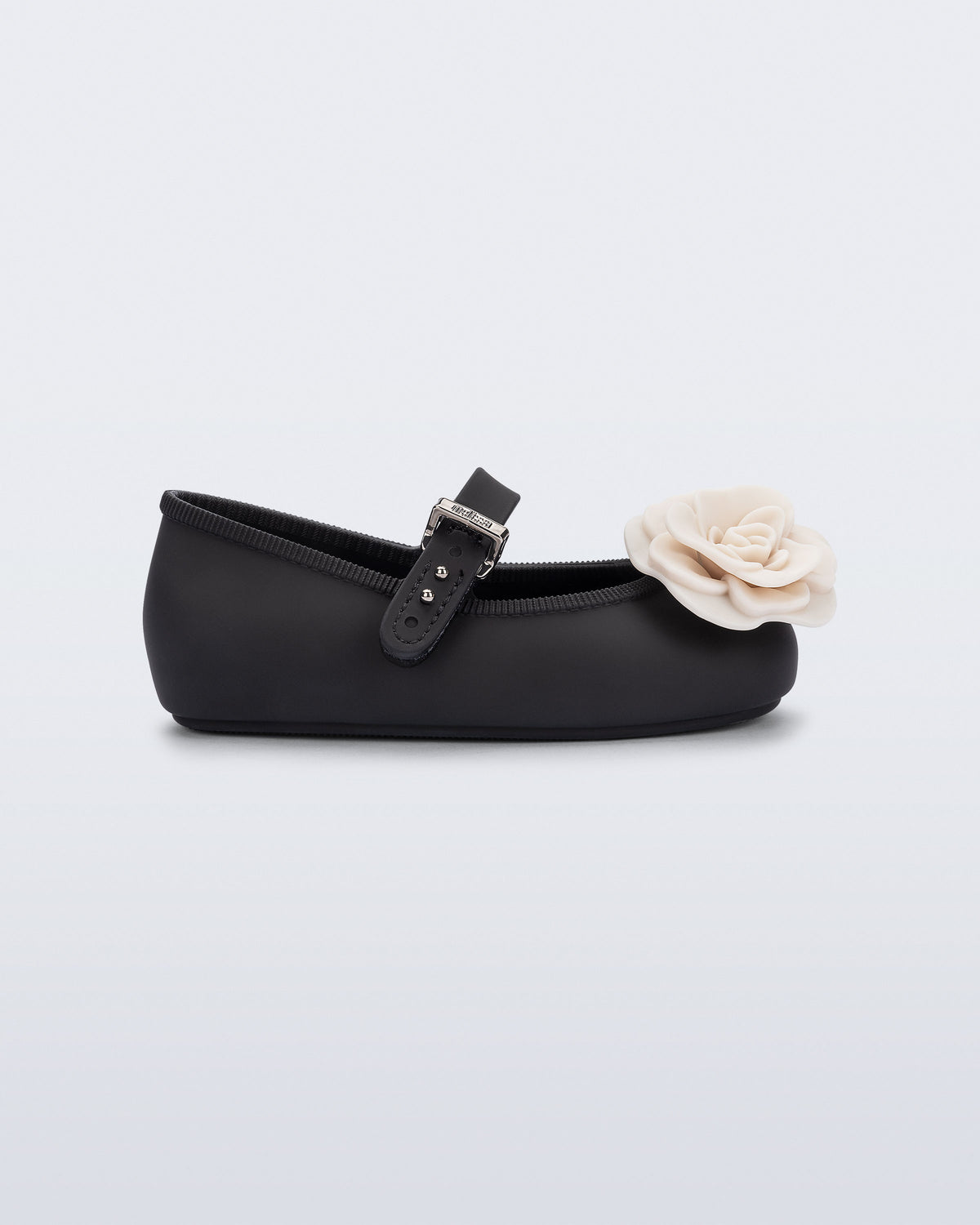 Mini Melissa Soft Ballerina Petals siyah babetin yandan görünümü; mat yüzey ve ince taban detayı.