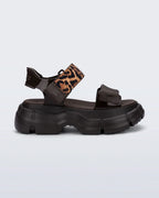 Melissa Pulse kahverengi platform sandalet, leopar desenli ayarlanabilir üst bant ile yan profil görünümü. Modern ve sportif tasarım, rahat taban.