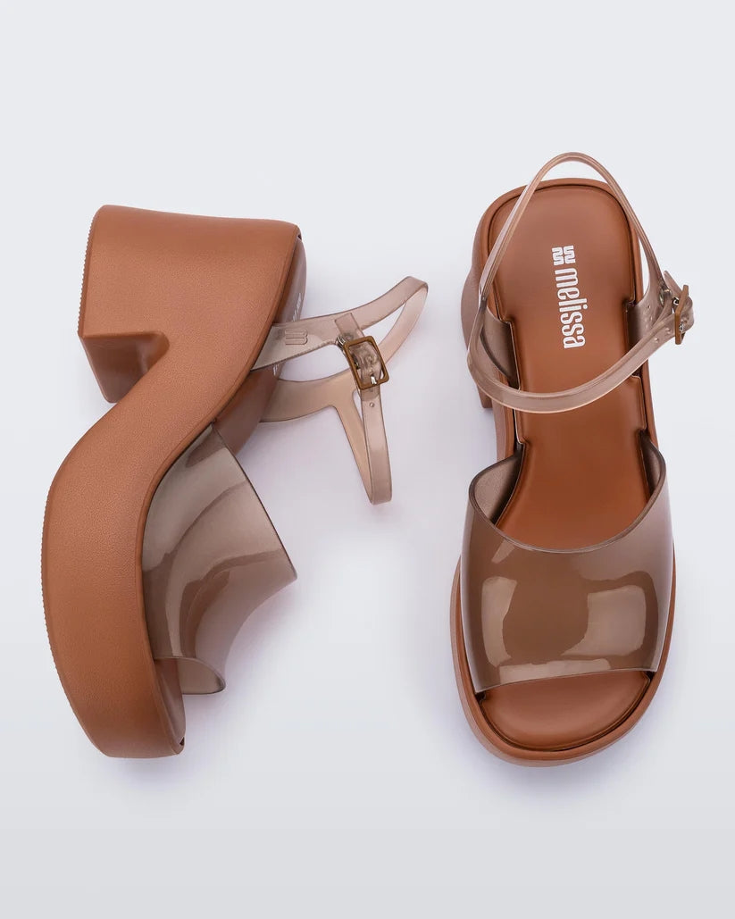arı şeffaf Melflex üst bantlı ve metal tokalı kahverengi Melissa Lina platform kadın sandalet üstten görünüm
