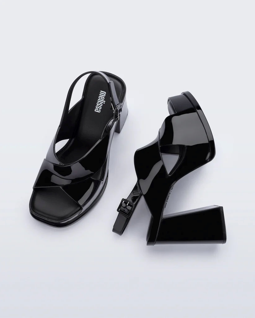 Retro 70'ler tarzı kalın tabanlı ve parlak siyah Melissa Dance Heel kadın sandalet çapraz görünüm