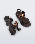 Melissa Pulse kahverengi & leopar sandalet, çift olarak çapraz açıdan görünüm. Platform taban ve konforlu bantlar ile modern stil.