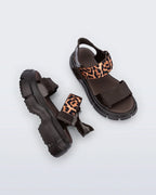 Melissa Pulse kahverengi & leopar sandalet, çift olarak çapraz açıdan görünüm. Platform taban ve konforlu bantlar ile modern stil.
