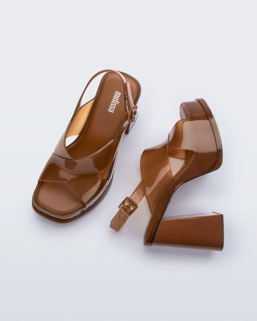 Çapraz yarı şeffaf Melflex bantlı ve tokalı kahverengi Melissa Dance Heel platform kadın sandalet üstten görünüm