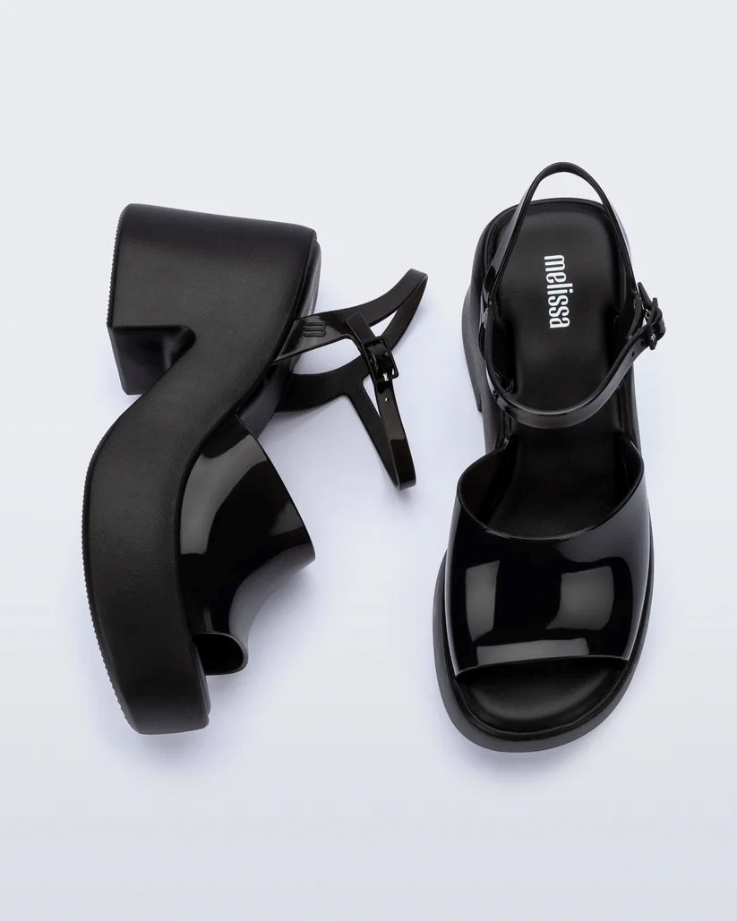Parlak Melflex üst bantlı ve metal tokalı siyah Melissa Lina platform kadın sandalet üstten görünüm