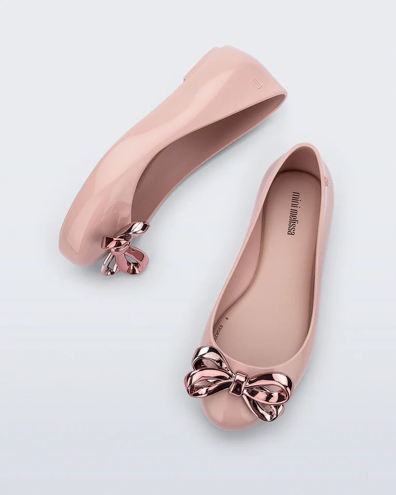 Mini Melissa Sweet Love Glam INF pembe kız çocuk babet ayakkabı – metalik fiyonk detaylı, özel gün kombinlerine uygun zarif ve rahat model
