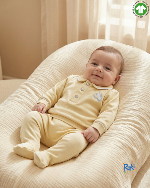 Crystal Baby hay yellow patikli pantolon ve polo yakalı üst, model üzerinde bebek minderde