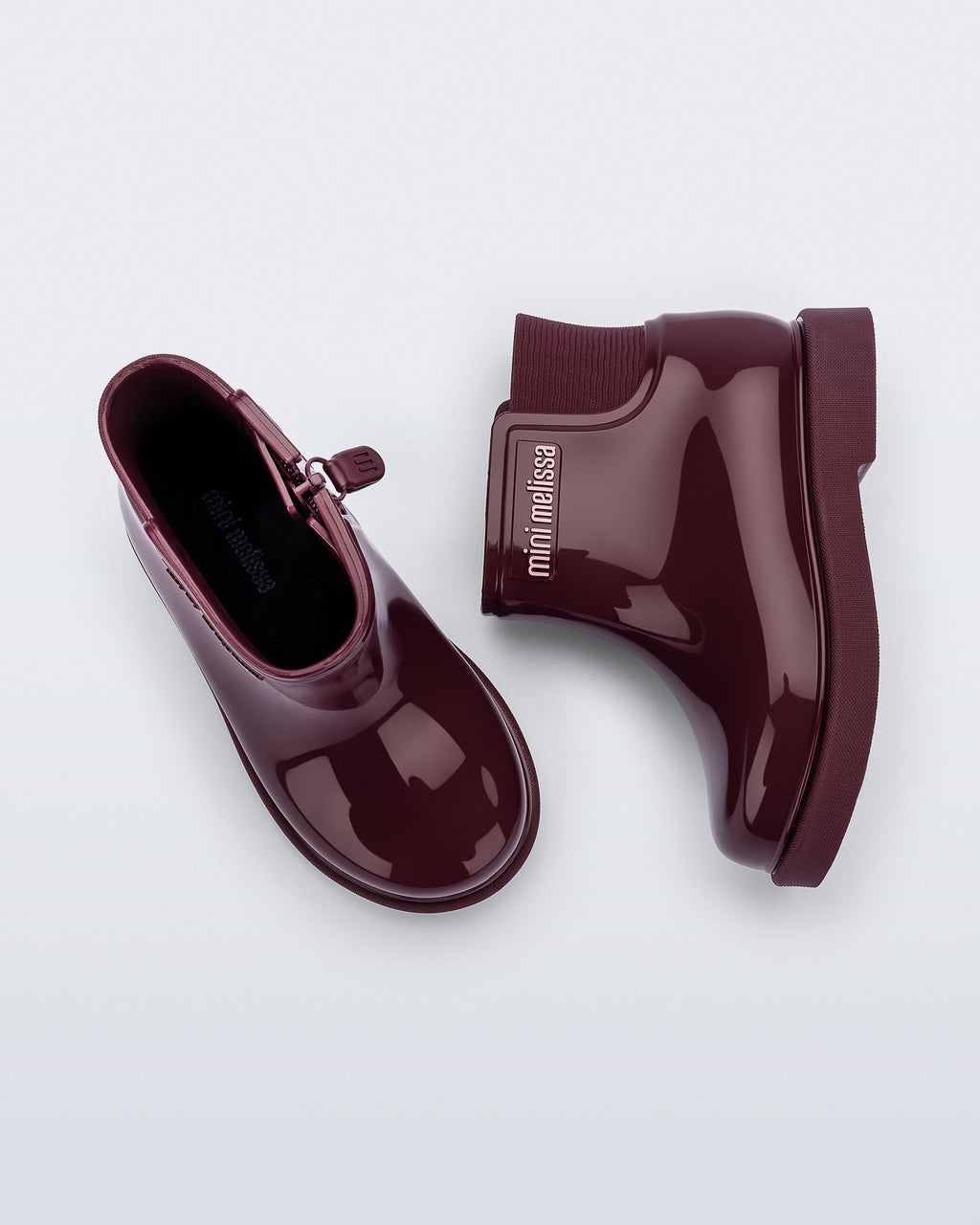 Mini Melissa bordo kız bebek çocuk botunun üstten görünümü; fermuarlı açılışı, yumuşak iç astarı ve elastik yan körüğü.