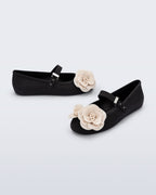 Melissa Soft Ballerina Petals rahat kadın babeti, açılı görünüm; kayıştaki gümüş toka ve krem çiçek detayı.