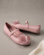 Arkadan gelen ışıkla içeriden aydınlanan şeffaf gül aplike; Melissa Soft Ballerina Petals pembe babetin organze dokusu yakın planda.