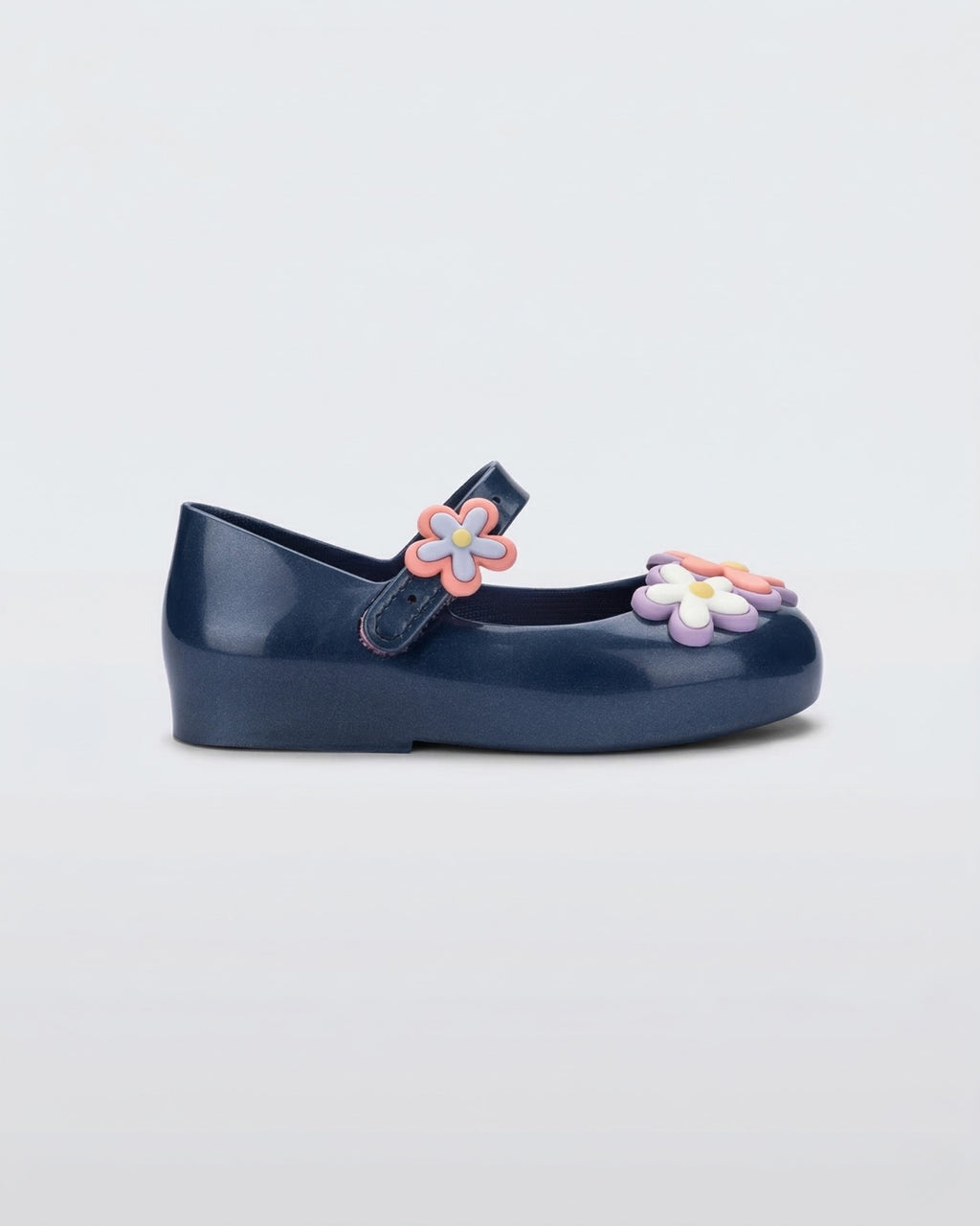 Mini Melissa Sweet Love Picnic lacivert çiçekli ve karpuz figürlü kız bebek babet ayakkabı çiftinin yan profilden görünümü
