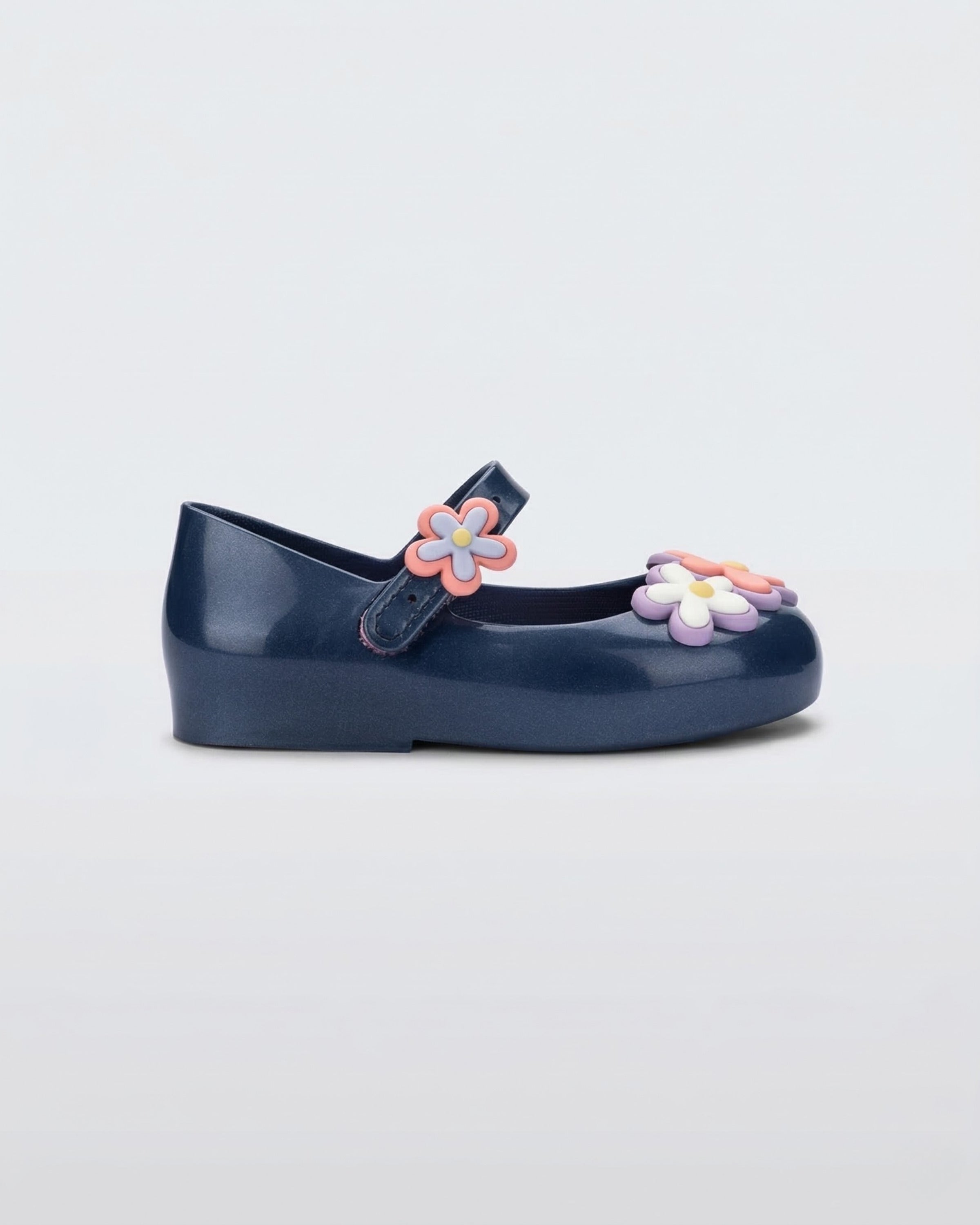 Mini Melissa Sweet Love Picnic lacivert çiçekli ve karpuz figürlü kız bebek babet ayakkabı çiftinin yan profilden görünümü