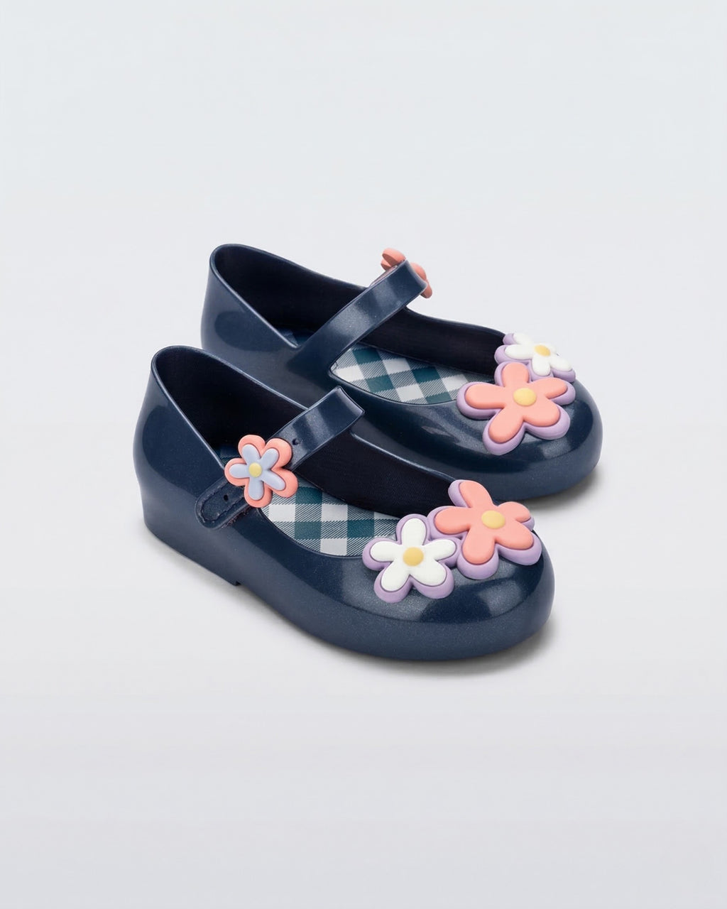 Mini Melissa lacivert kız bebek ayakkabısının ayarlanabilir cırt bantlı (Velcro) kayış ve kolay giyme sağlayan yan detay görünümü