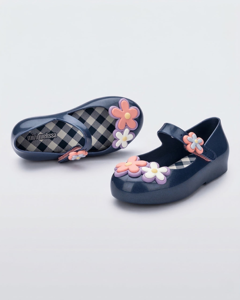 Mini Melissa Sweet Love Picnic lacivert kız bebek ayakkabısı burun kısmındaki kırmızı beyaz çiçek aplikesi ve karpuz figürü yakın çekim detay