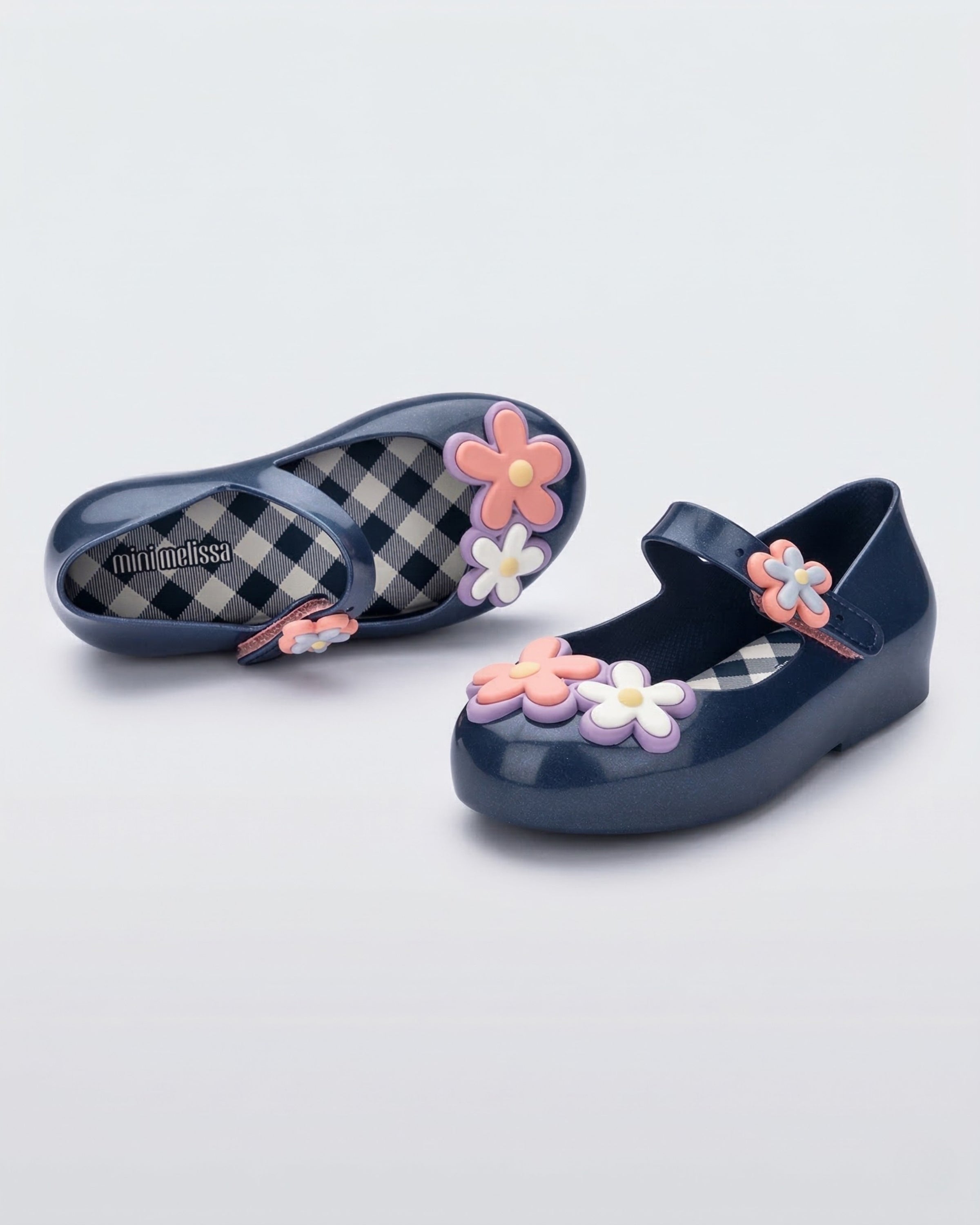 Mini Melissa Sweet Love Picnic lacivert kız bebek ayakkabısı burun kısmındaki kırmızı beyaz çiçek aplikesi ve karpuz figürü yakın çekim detay