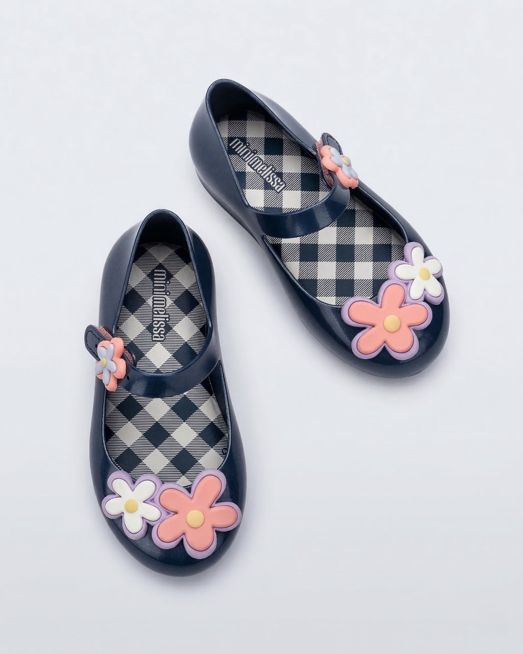 Tepeden görünüm ile Mini Melissa Sweet Love Picnic lacivert kız bebek ayakkabısının ekose (gingham) iç taban ve çiçek figür detayları