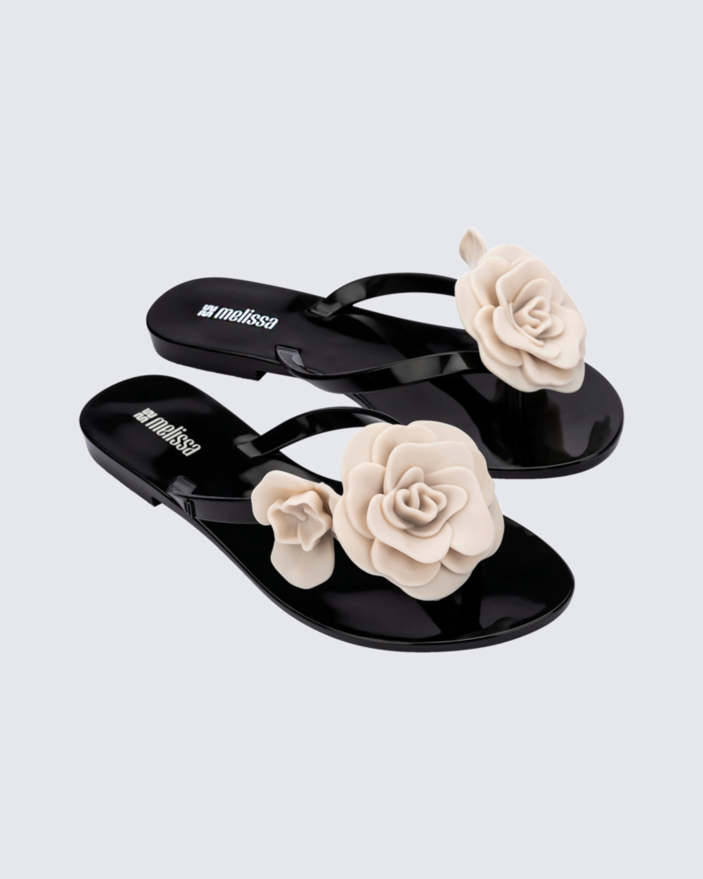 “Melissa Harmonic Petals siyah kadın terlik – detaylı çiçek tasarım yakın çekim”