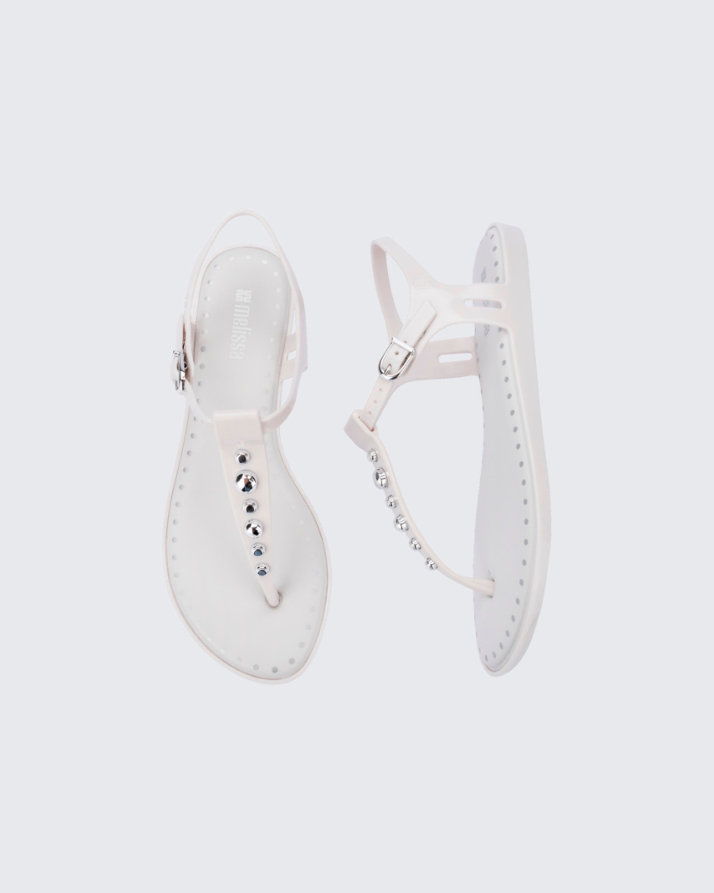 Yumuşak iç tabanlı ve metalik düğme detaylı Melissa Solar Boho beyaz kadın parmak arası sandalet üstten görünüm