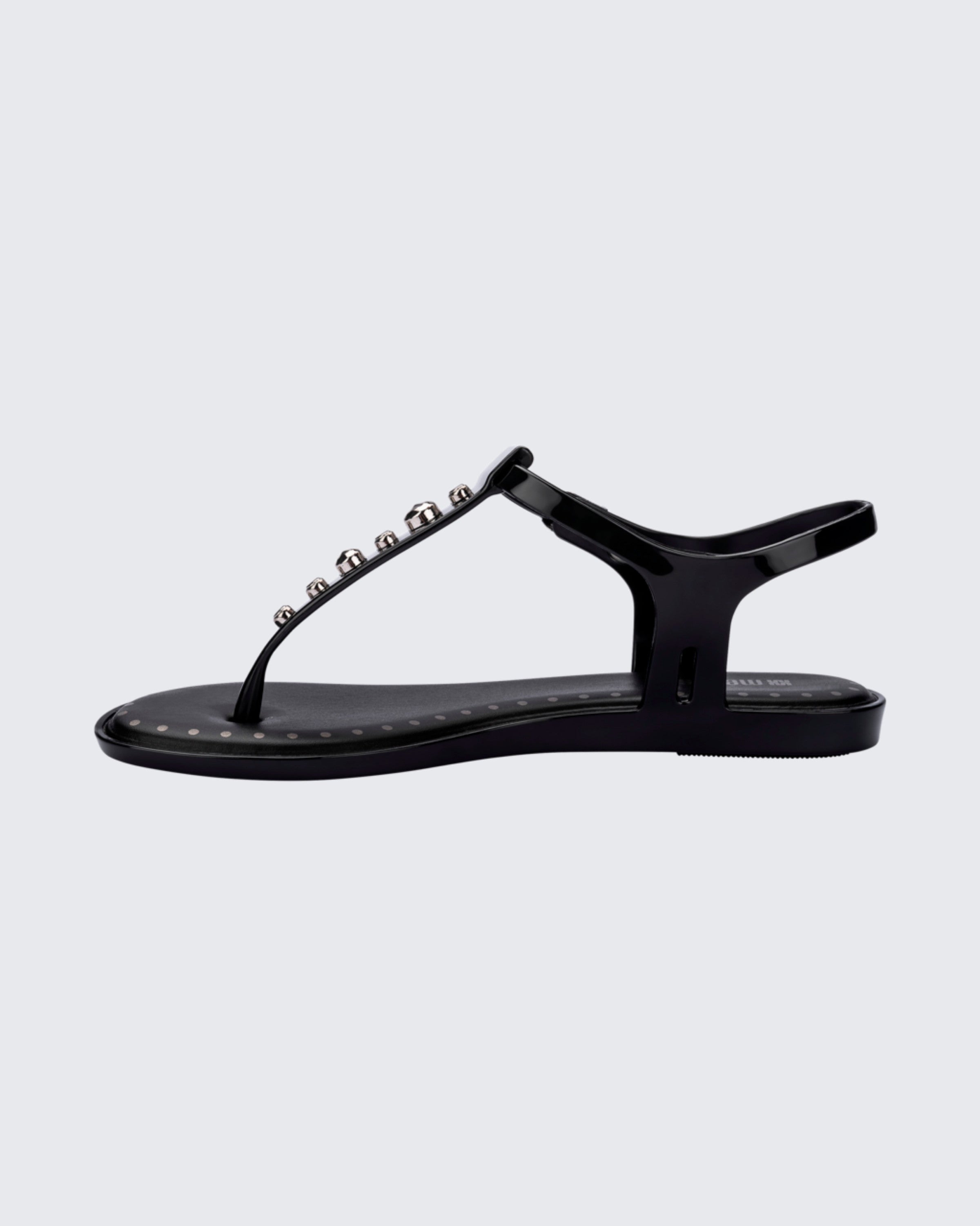 Melissa Solaria siyah kadın sandalet yan profil görünüm, ince slingback kayış ve gümüş toka detayı
