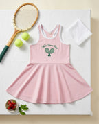 Miela Kids Tennis Club candy pink kız çocuk tenis elbisesi raket toplarla flat lay editorial sahne