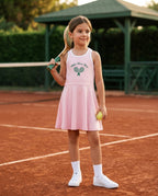 Miela Kids Tennis Club pembe yüzücü sırt kız çocuk tenis elbisesi giyen çocuk toprak kortta raket tutarken
