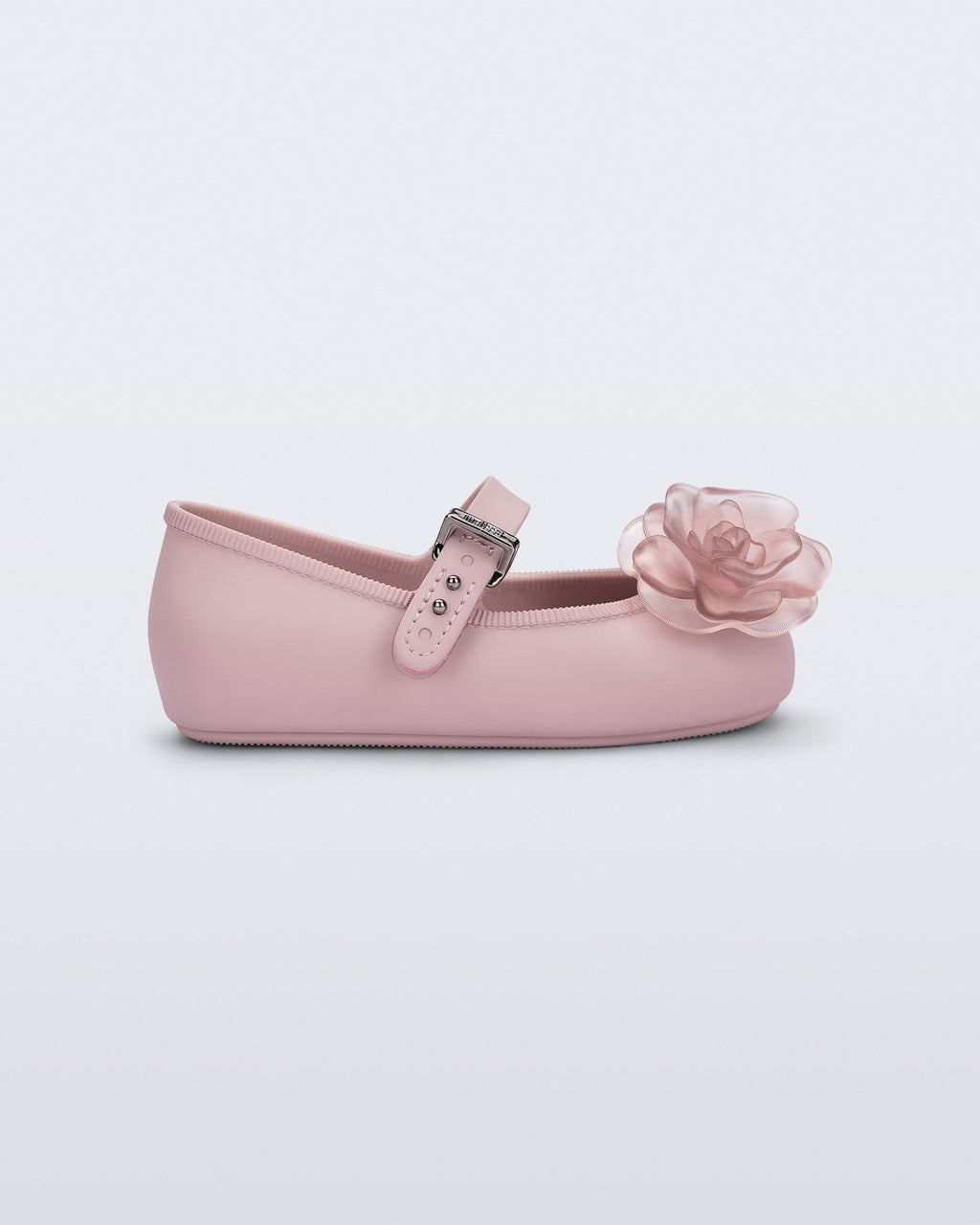 Mini Melissa Soft Ballerina Petals pembe babetin yandan görünümü; gül aplike ve ince taban detayı.