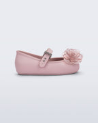 Mini Melissa Soft Ballerina Petals pembe babetin yandan görünümü; gül aplike ve ince taban detayı.