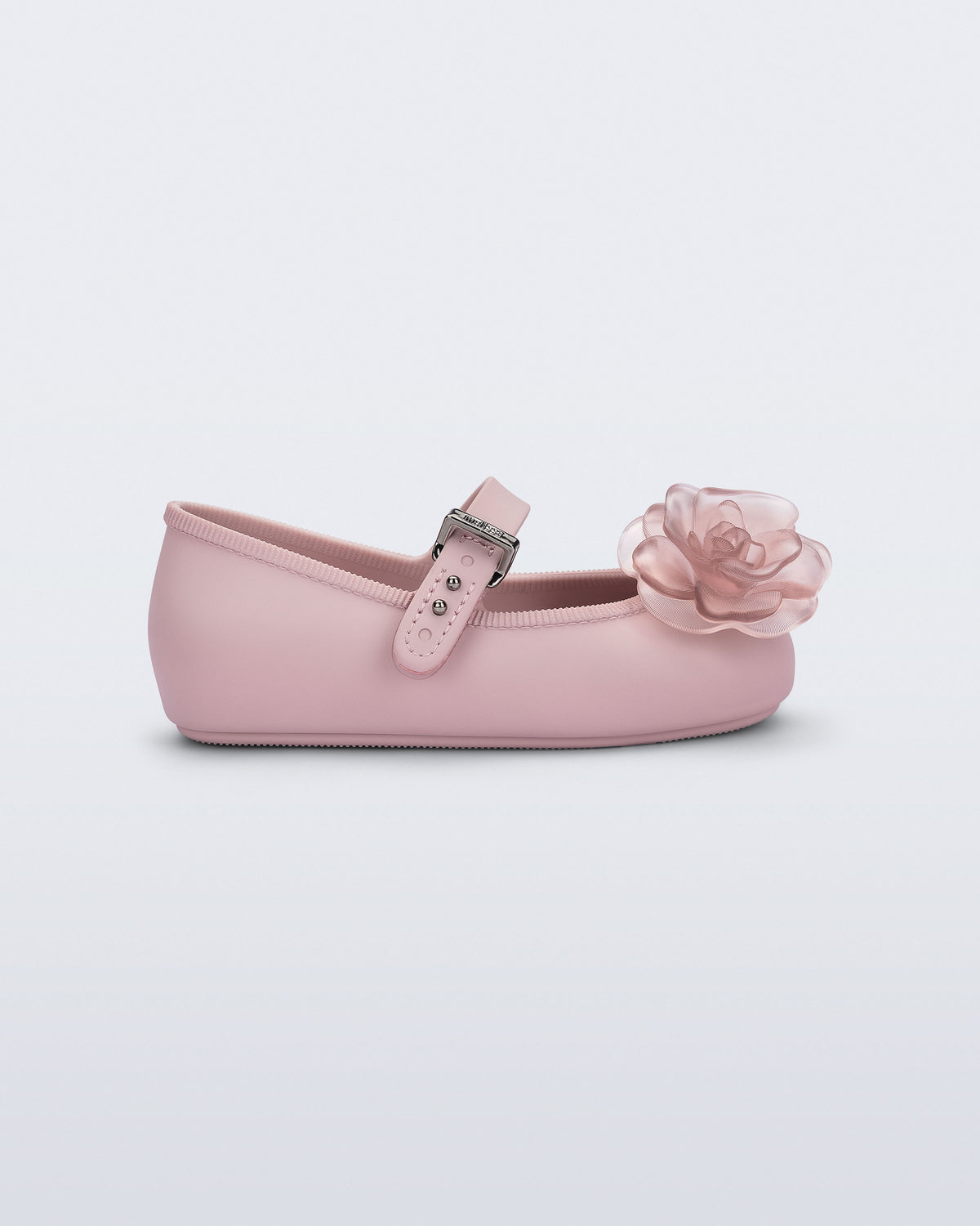 Mini Melissa Soft Ballerina Petals pembe babetin yandan görünümü; gül aplike ve ince taban detayı.