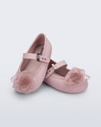 Mini Melissa Soft Ballerina Petals mat pembe babet, kabartmalı gül aplikesiyle çapraz önden görünüyor.